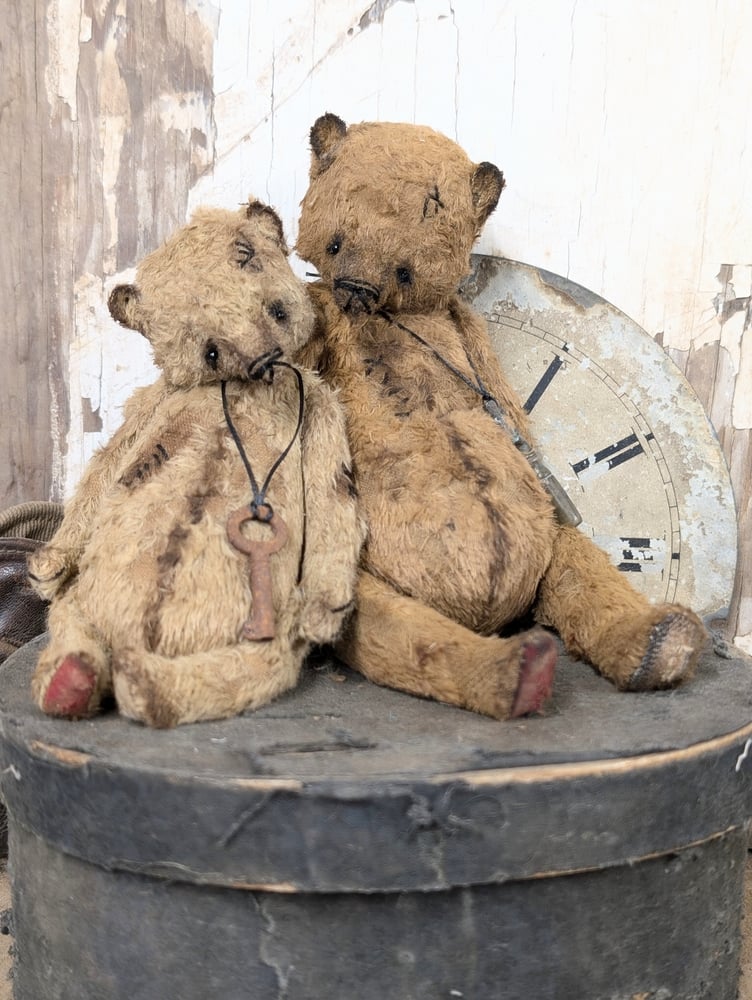 Image of 7" -  Old Frumpy Primitive Teddy Bear w/antique skeleton key  by Whendi's Bears.