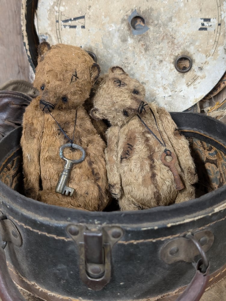 Image of 7" -  Old Frumpy Primitive Teddy Bear w/antique skeleton key  by Whendi's Bears.