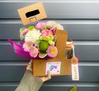Image 2 of Thermal cup and flowers 