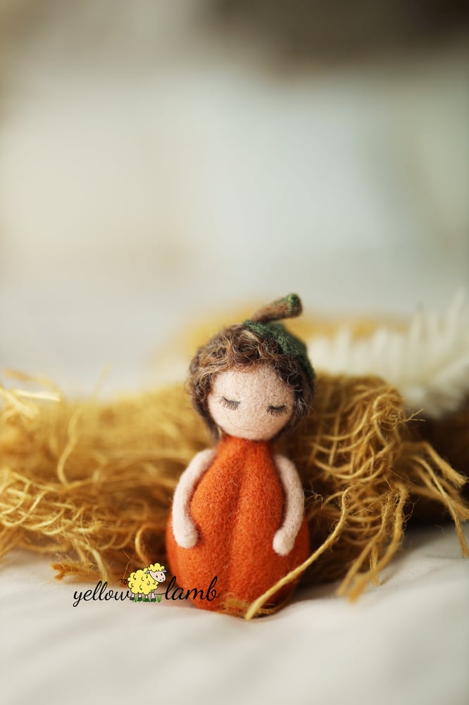 Image of « Adele, the felted pumpkin doll - ready to ship »