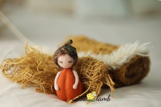 Image of « Adele, the felted pumpkin doll - ready to ship »