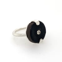 Image 1 of Bague avec céramique noire et serti