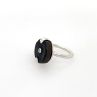 Image 3 of Bague avec céramique noire et serti