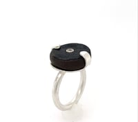 Image 4 of Bague avec céramique noire et serti