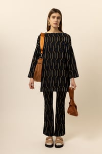 Image 1 of ABITO/MAXI MAGLIA ALISON ARROW NERO