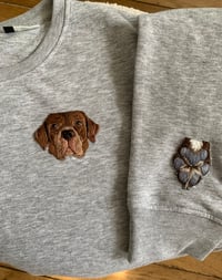 Image 4 of SWEAT CLASSIQUE unisex - Broderie personnalisée faite main de votre animal adoré