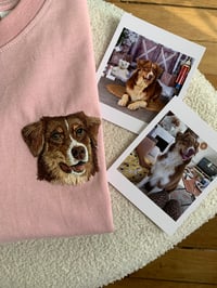 Image 2 of T-SHIRT Unisex - Broderie personnalisée faite main de votre animal adoré