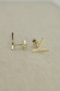 Image 4 of 9ct Fairmined white gold double leaf stud earrings.