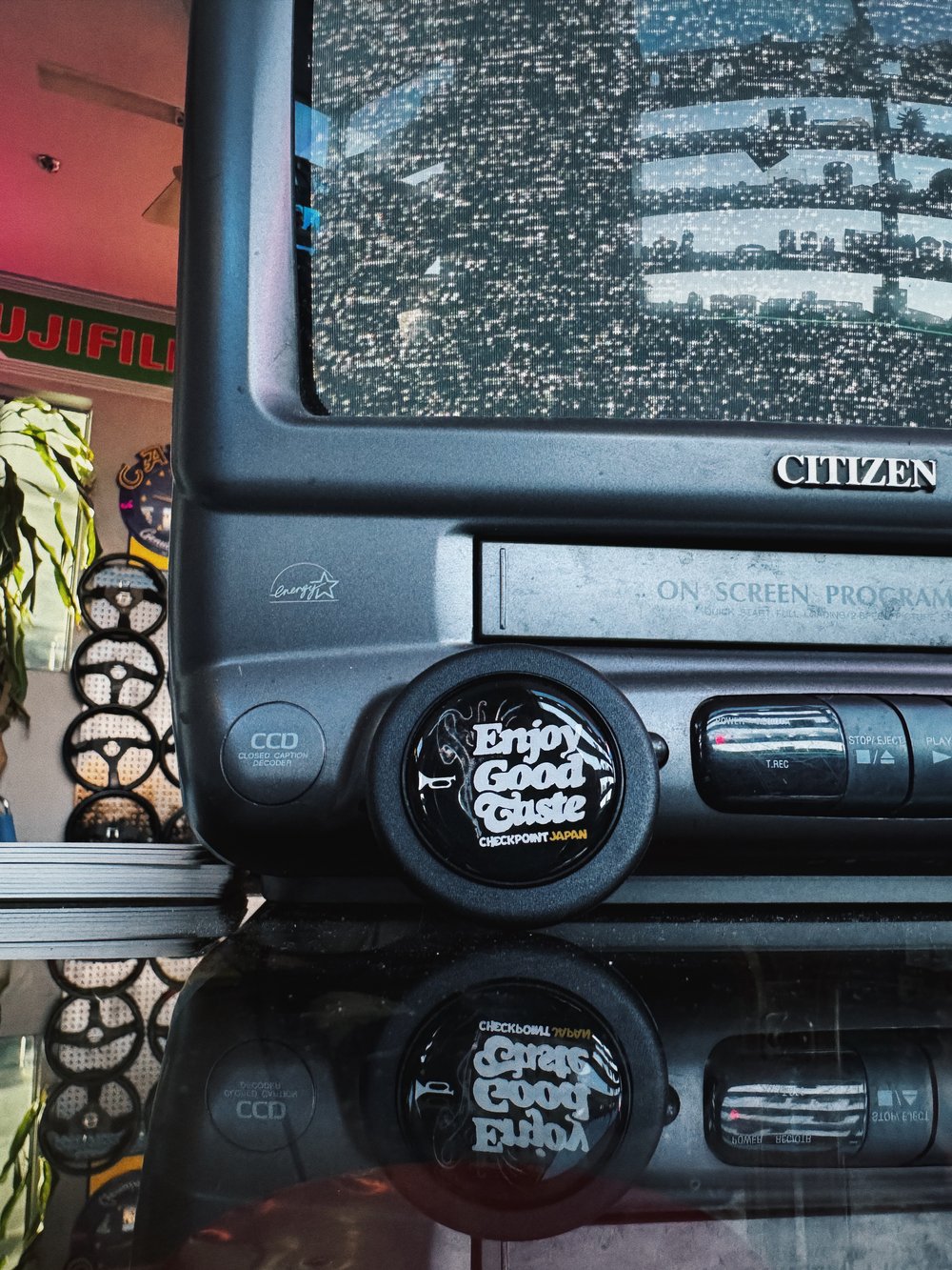 CHECKPOINT Enjoy Good Taste Horn Button
