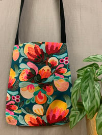 Image 1 of MARKET BAG - BLACK AND FLORAL