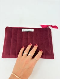 Image 2 of Pochette à livre LA LECTRICE velours matelassé Bordeaux