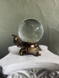 Image 11 of Boule de cristal de bohème de 12cm et son support en régule doré XIXème siècle