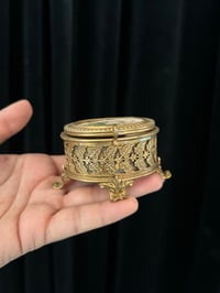 Image 2 of Petite boîte à bijoux 1900 en laiton ajouré