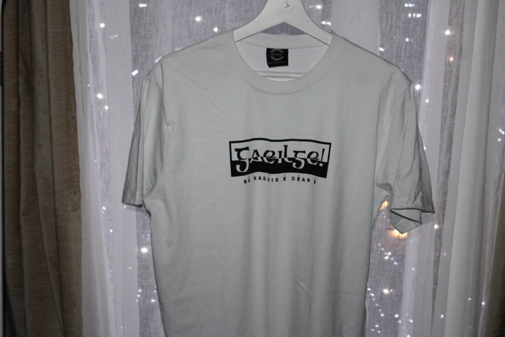 Gaeilge Bosca T-Léine — Bán agus Dubh