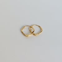 Image 2 of RHOMBUS TWIST HOOPS IN GOLD