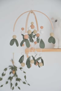 Image 1 of Mobile feuillage kaki boules pêche beige blanc