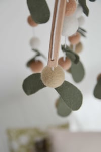 Image 3 of Mobile feuillage kaki boules pêche beige blanc