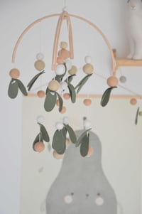 Image 4 of Mobile feuillage kaki boules pêche beige blanc