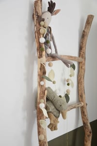 Image 2 of Guirlande feuillages kaki blanc cassé et boules kaki beige blanc