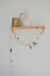 Image 6 of Guirlande feuillages kaki blanc cassé et boules kaki beige blanc