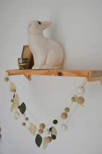 Image 7 of Guirlande feuillages kaki blanc cassé et boules kaki beige blanc