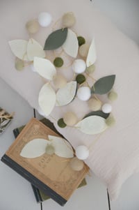 Image 1 of Guirlande feuillages kaki blanc cassé et boules kaki beige blanc