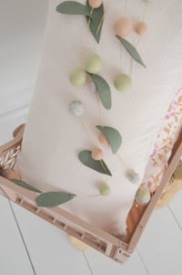 Image 2 of Guirlande de boules de laine feutrée et feuilles mérinos