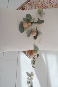 Image 4 of Guirlande de boules de laine feutrée et feuilles mérinos