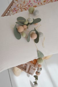 Image 1 of Guirlande de boules de laine feutrée et feuilles mérinos