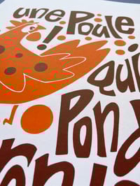 Image 3 of Une poule qui pond des ronds