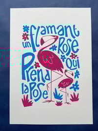 Image 4 of Un flamant rose qui prend la pose