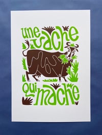 Image 4 of Une vache qui mache