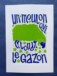 Image 4 of Un mouton qui tond le gazon