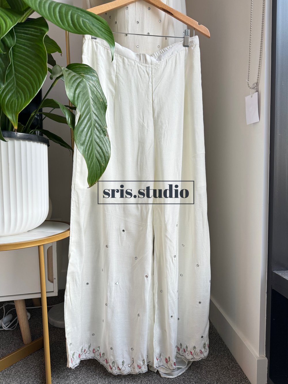Image of White three piece kurtha set 