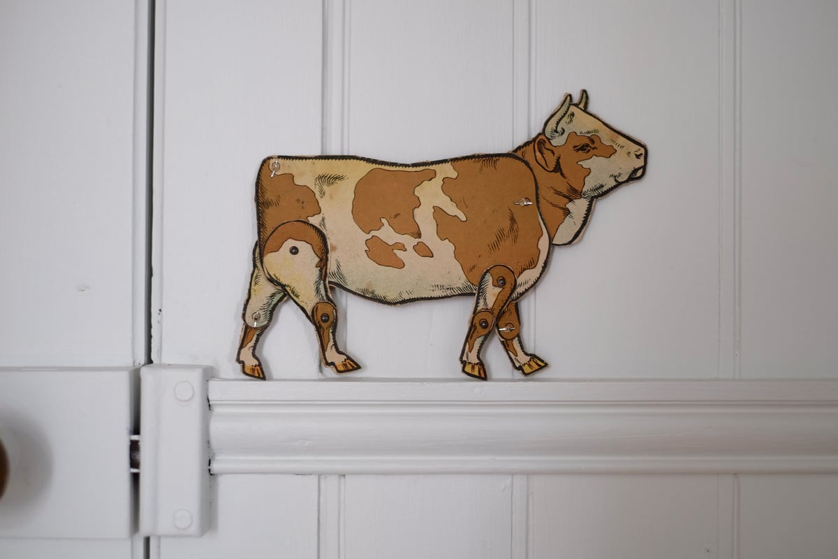 Image of Vache en carton lithographié et articulé vers 1900