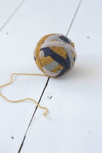 Image of One of a kind (01) - Self-striping sock