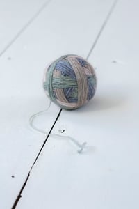 Image of One of a kind (03) - Self-striping sock