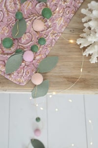 Image 1 of Guirlande boules de laine feutrée et feuilles en laine mérinos