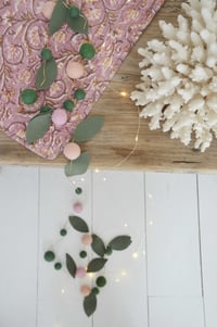 Image 2 of Guirlande boules de laine feutrée et feuilles en laine mérinos