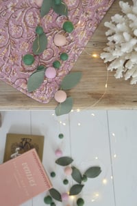 Image 3 of Guirlande boules de laine feutrée et feuilles en laine mérinos