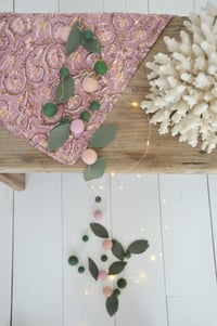 Image 4 of Guirlande boules de laine feutrée et feuilles en laine mérinos