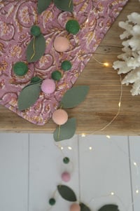 Image 5 of Guirlande boules de laine feutrée et feuilles en laine mérinos