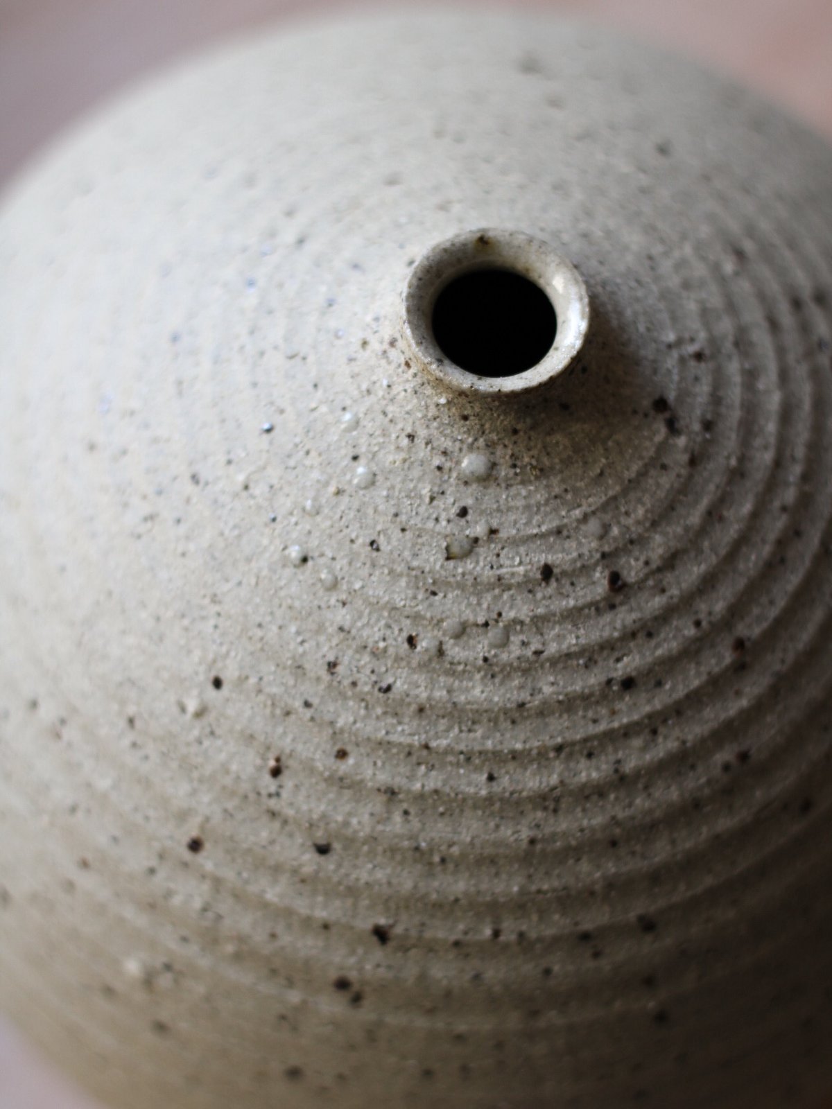 Image of textured vase 04