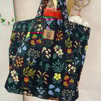 Image 4 of  Cabas Felicette "fleurs blanc","Matcha","Noir" et "Champ bleu"