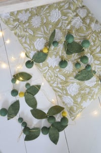 Image 4 of Guirlande de boules de laine feutrée tonalités de verts