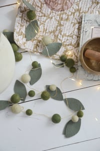 Image 5 of Guirlande de boules de laine feutrée tonalités de verts