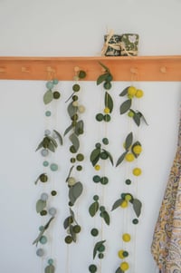 Image 1 of Guirlande de laine feutrée et feuilles en laine mérinos