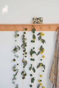 Image 7 of Guirlande de laine feutrée et feuilles en laine mérinos