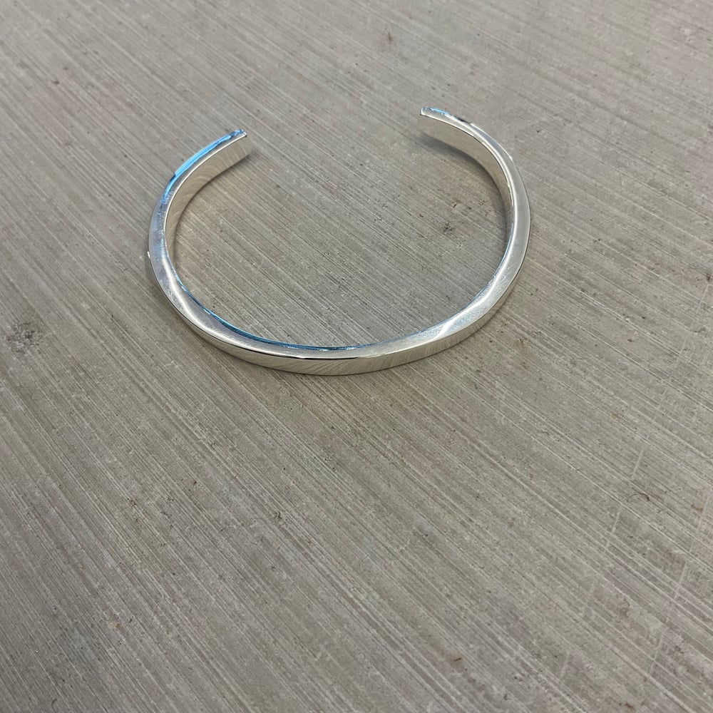 Silver pleated bracelet 