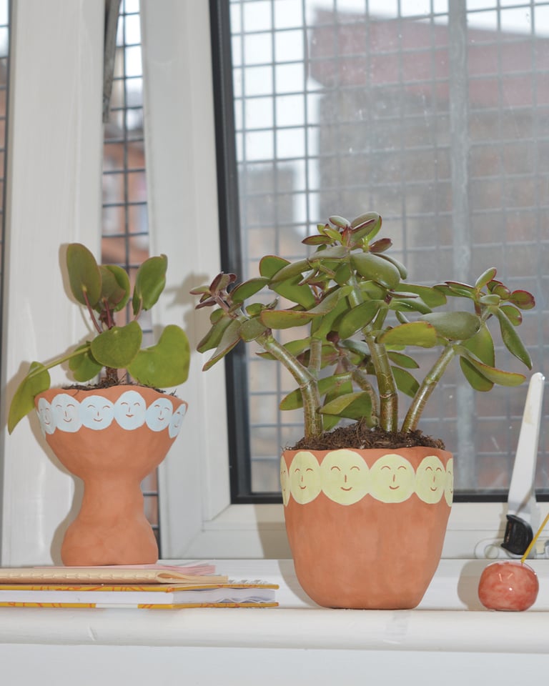 Smileeee terracotta plant pot (Blue face) Image 3
